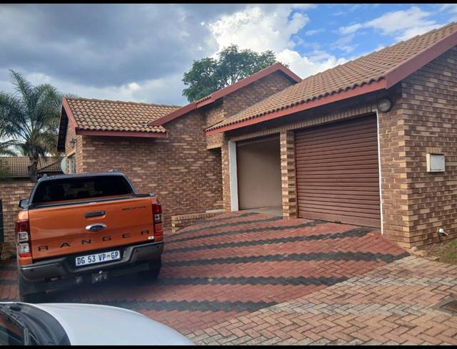 3 BEDROOM HOUSE FOR SALE IN THATCHFIELD ESTATE